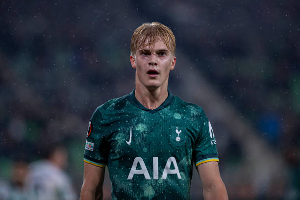 Lucas Bergvall in action for Tottenham