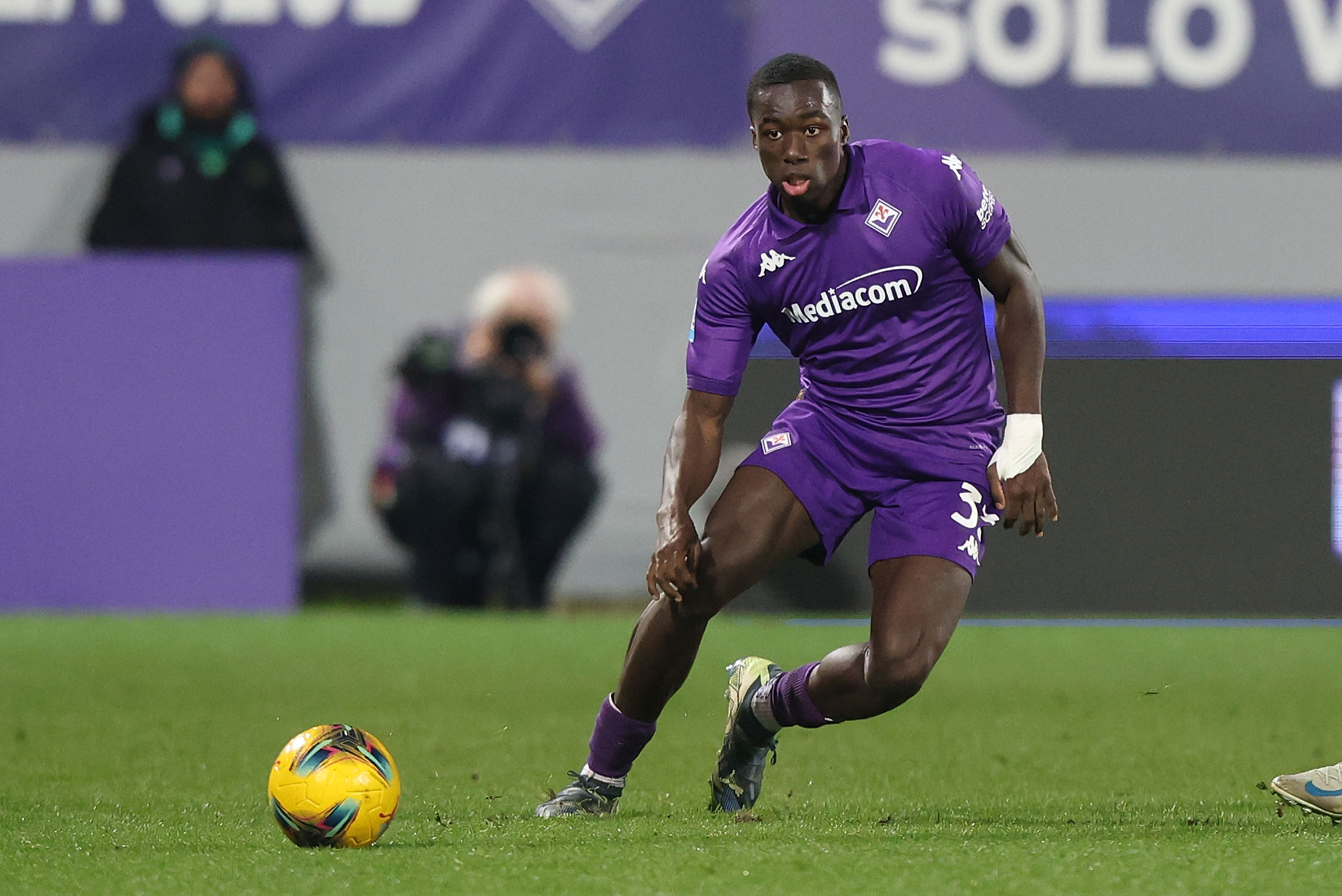 Michael Kayode of Fiorentina runs with the ball
