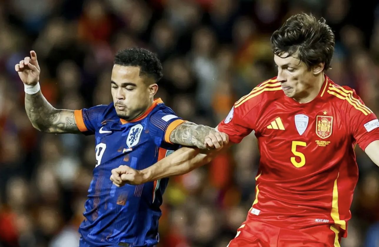 Justin Kluivert winning the ball under pressure 