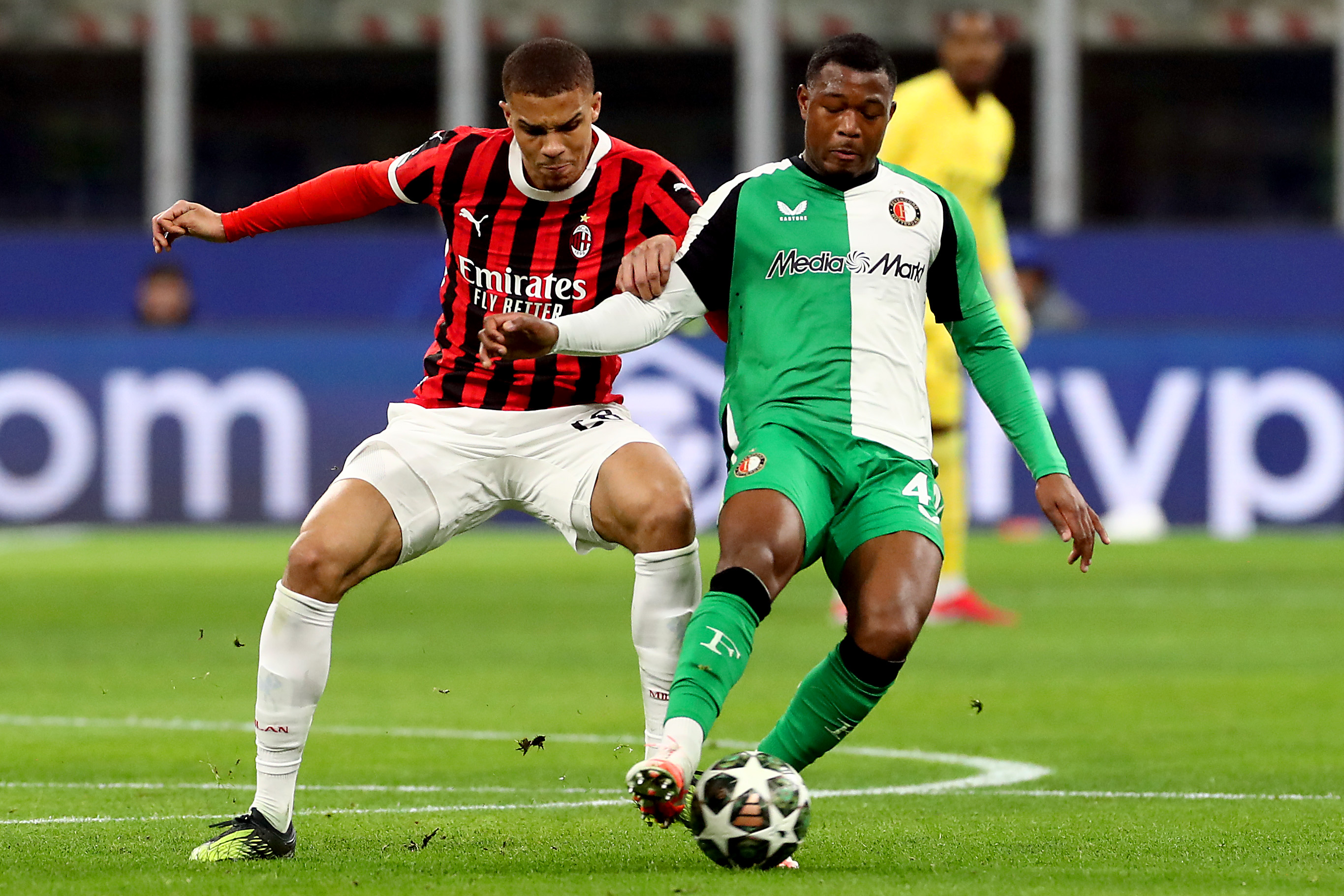 Malick Thiaw fights for the ball
