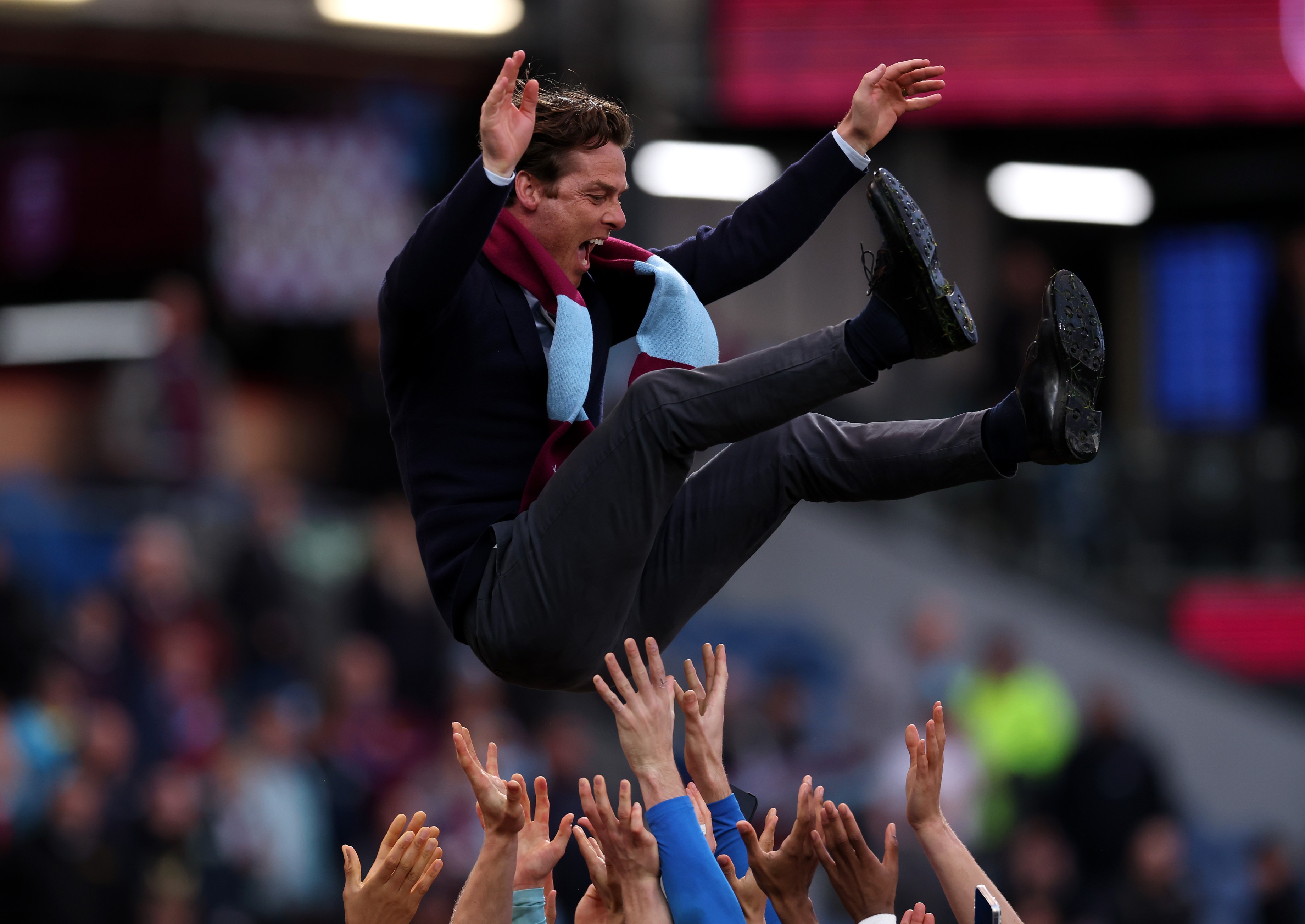 Scott Parker celebrates promotion with Burnley players