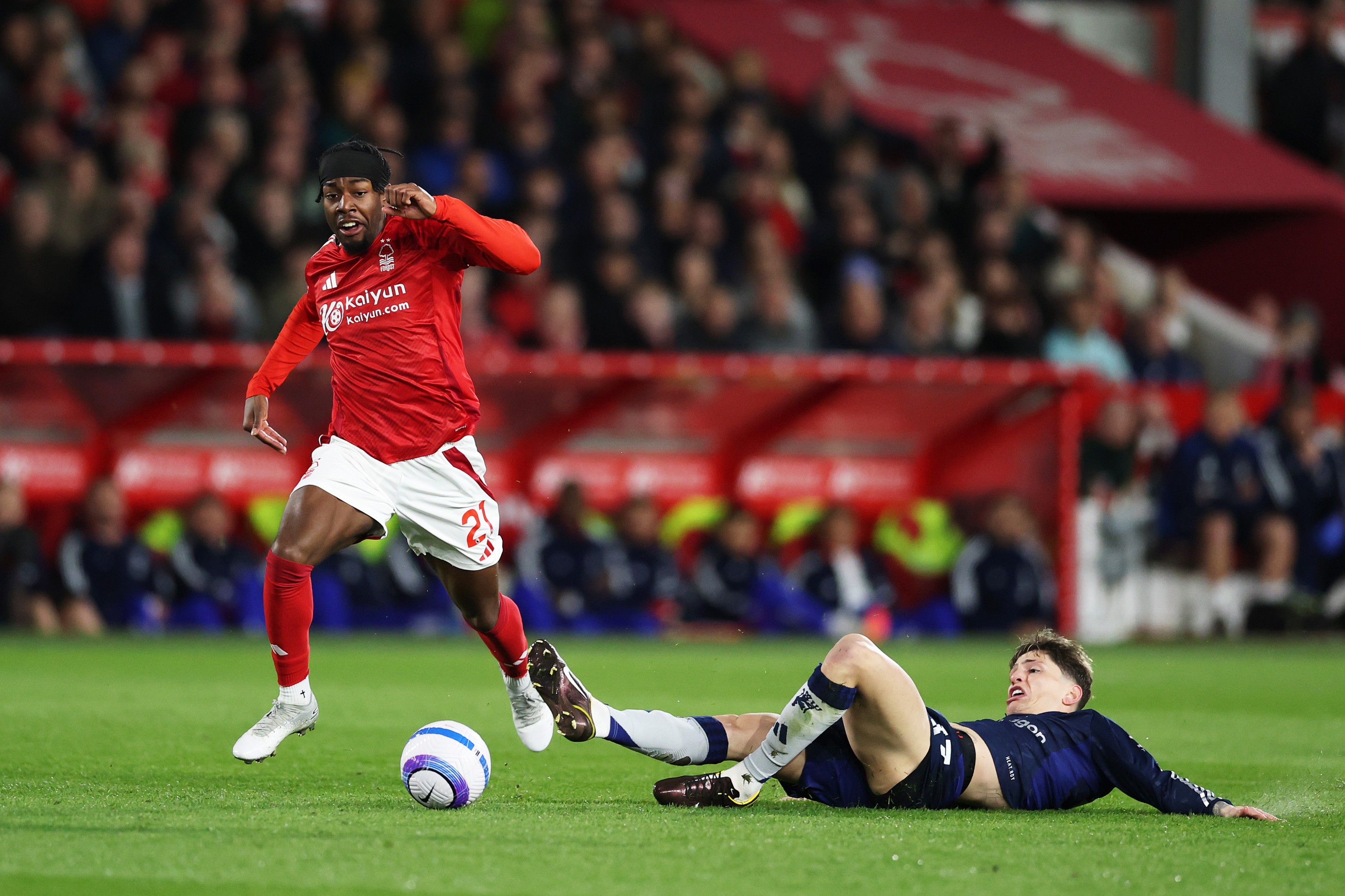 Anthony Elanga runs with the ball