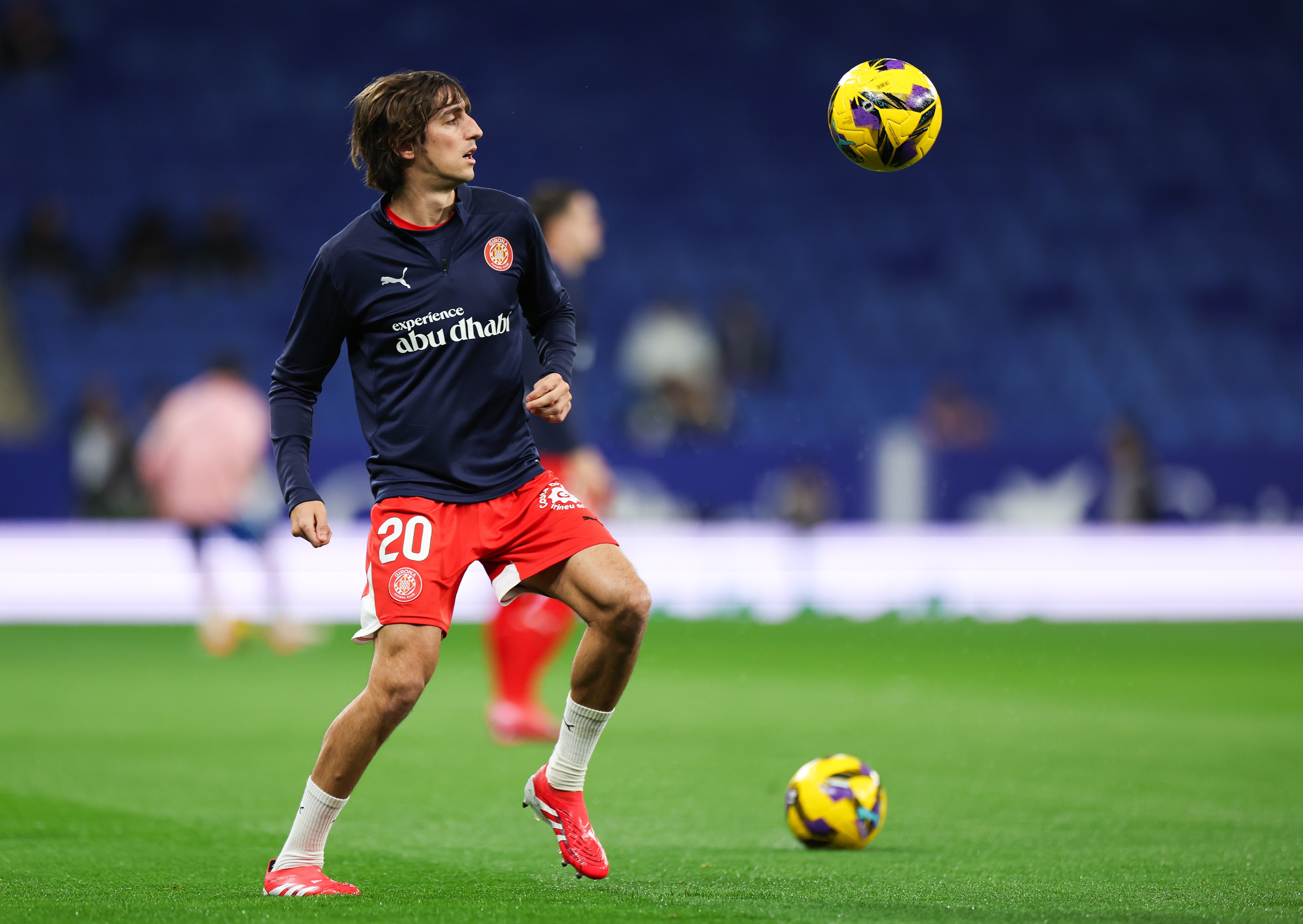 Bryan Gil of Girona FC juggles the ball during the warm up