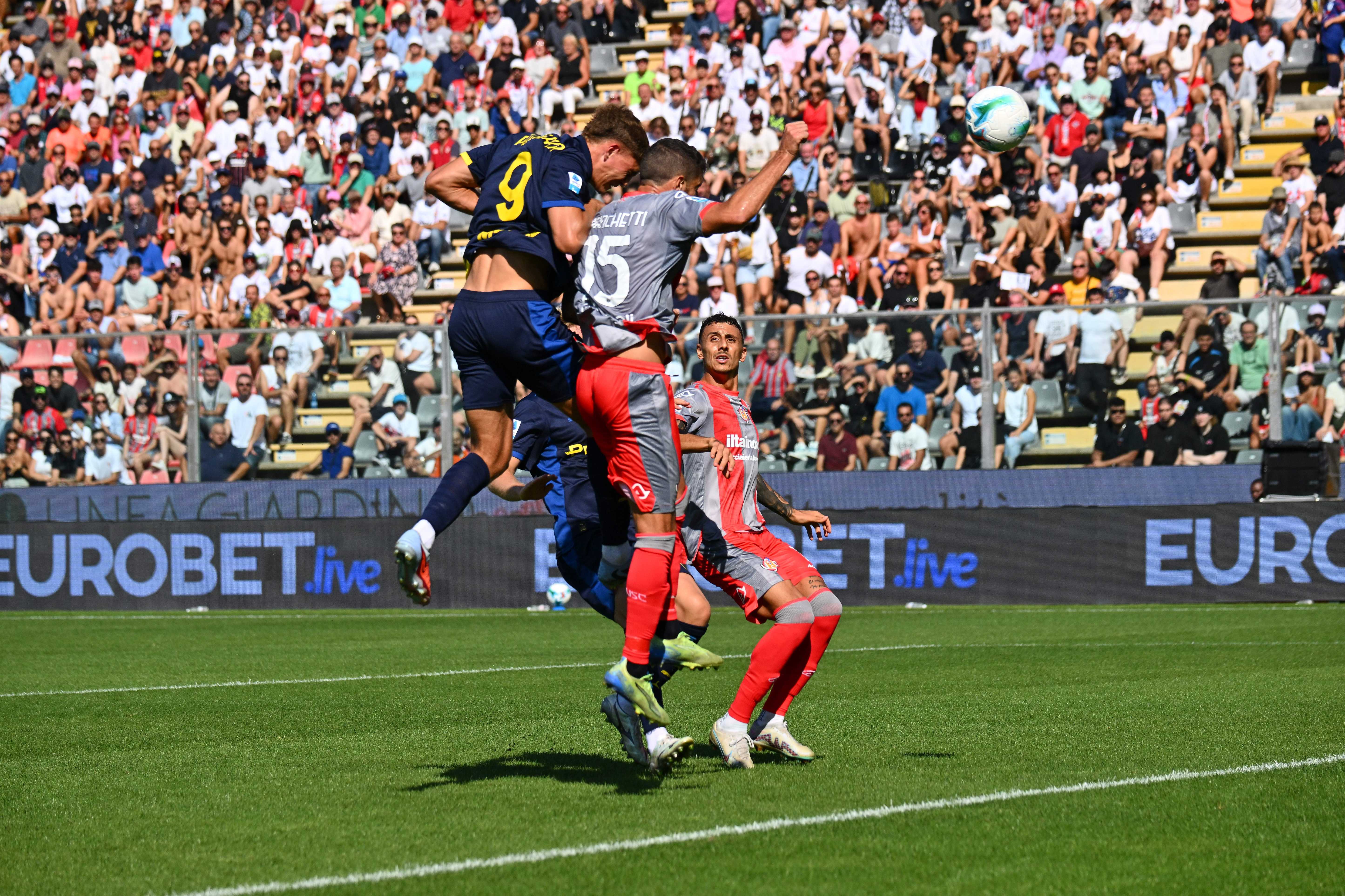 Mateo Pellegrino of Parma Calcio 1913 and Matteo Bianchetti of US Cremonese fight for the ball. (Photo by Marco M. Mantovani/Getty Images)