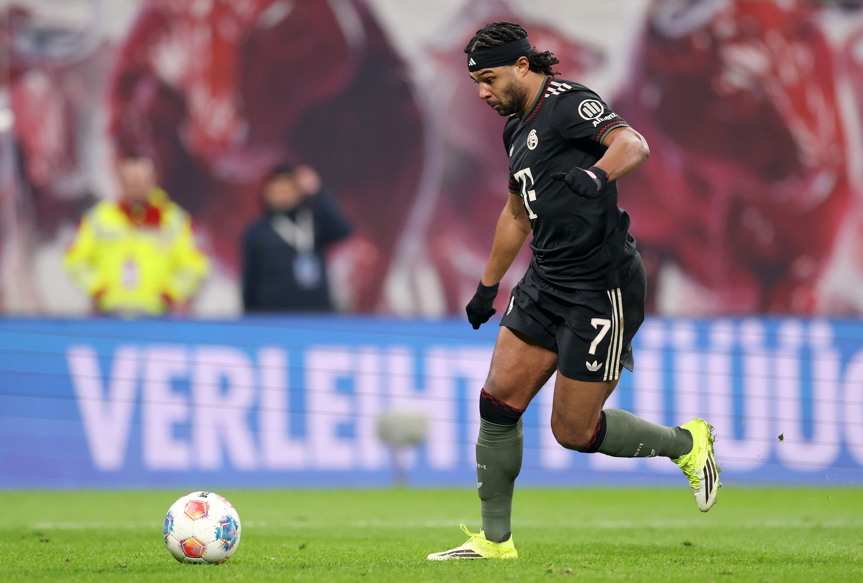 Serge Gnabry runs with the ball