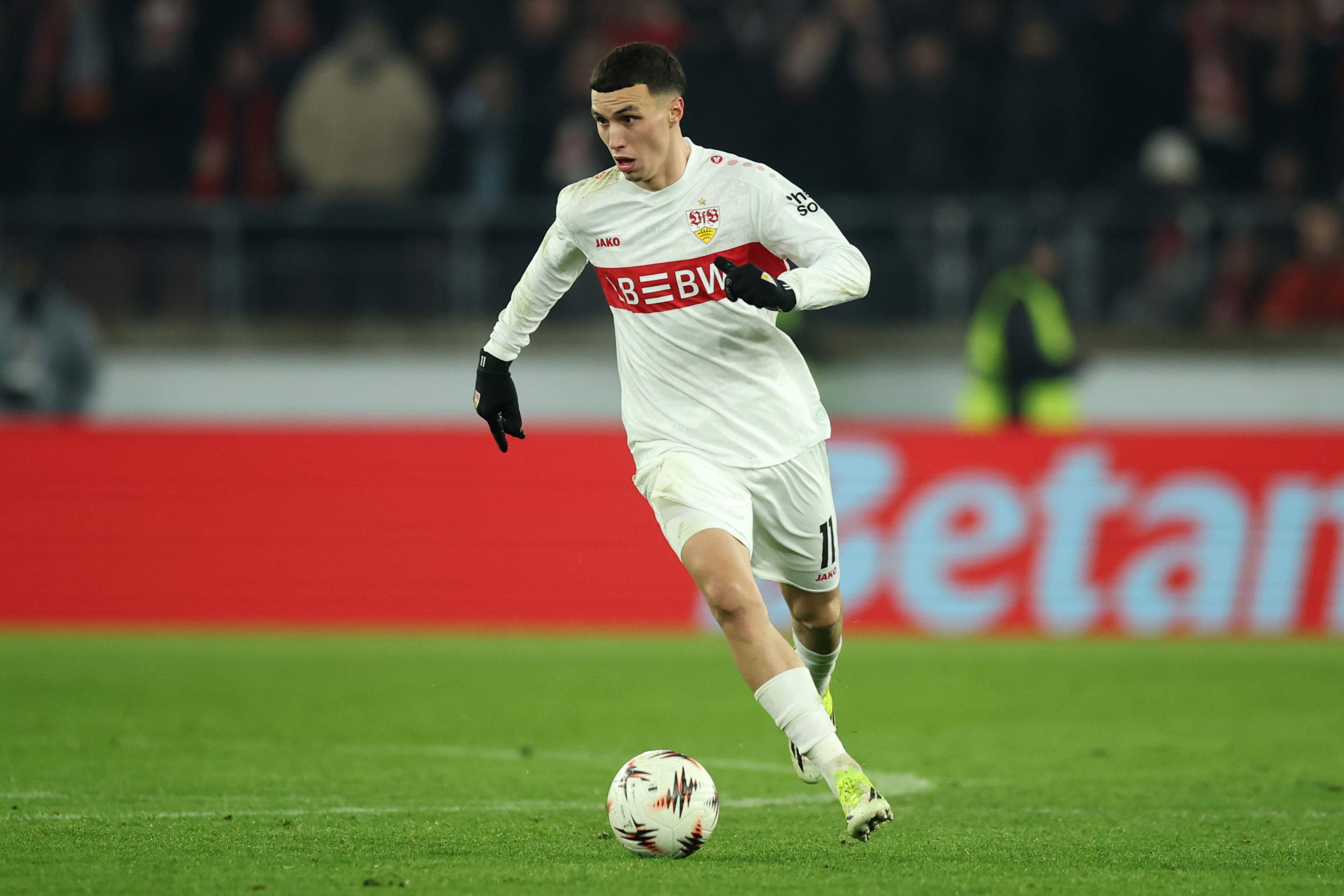 Bilal El Khannouss of VfB Stuttgart controls the ball 